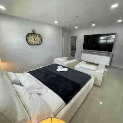 Hard rock house ~ 5 Min to stadium and events Rooms
