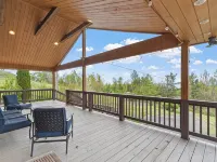 April Special ~ Mtn Views, Hot Tub+Fire Pit, WiFi, Gas Log Fireplace, Grill! Hotels in Mitchell County
