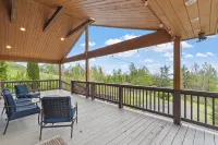 April Special ~ Mtn Views, Hot Tub+Fire Pit, WiFi, Gas Log Fireplace, Grill!