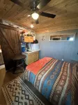 Charming 1-bedroom cottage in tranquil East Glacier Park with WiFi, AC