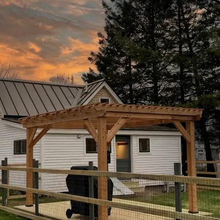 Cozy Cabin with Modern Amenities. Pet Friendly! Hot Tub!