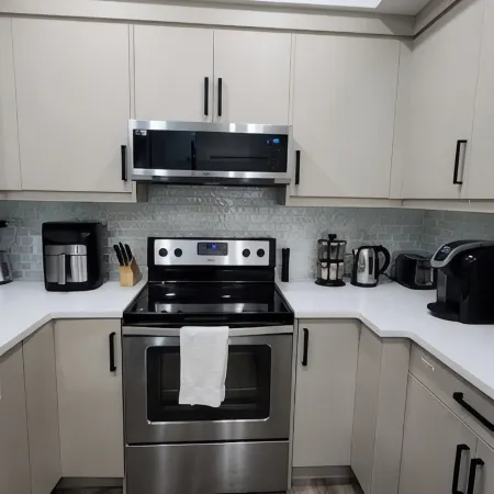 Charming Oasis Tranquil Suite 8 min Airport, AC