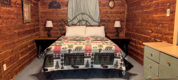 Beautiful Log Cabin w/loft. 1/2 mile to Red's Landing Boat Launch! A+ fishing. Hotels in Baxter County
