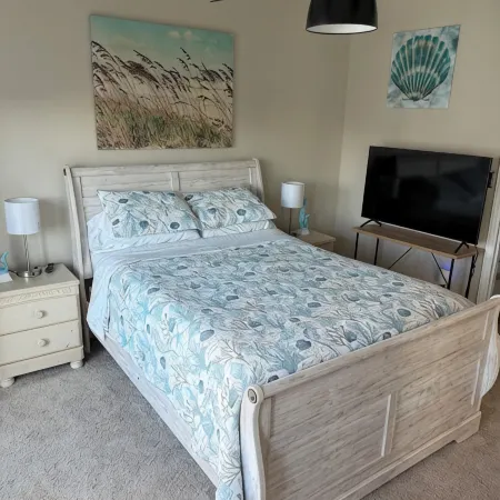 Quiet Island Hideaway with private beach access/pool, near shops and food.