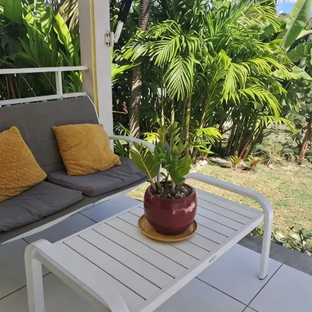Joli Logement Avec Jardin à Sainte Anne Proche Plage