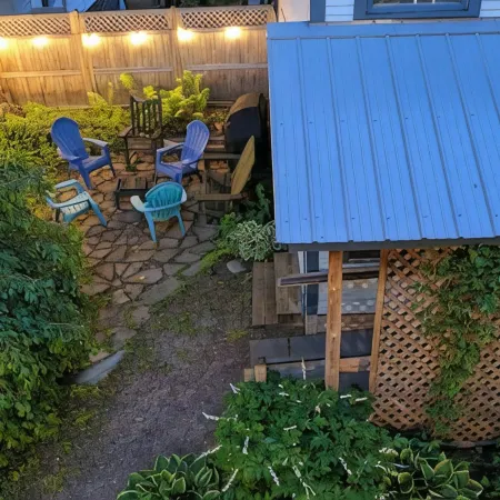 Cottage with Private Garden in Heart of Downtown- kid friendly!