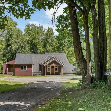 Downtown Middlebury River House Отели в г. Аддисон