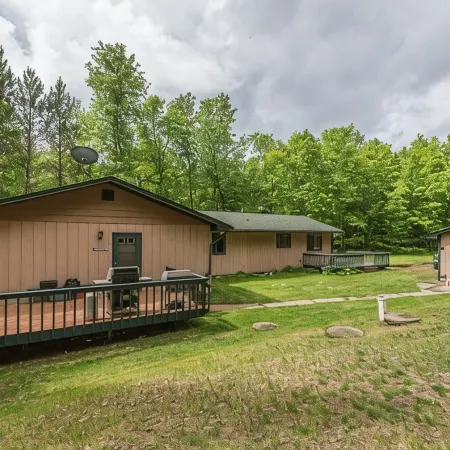Perfect Summer rental in prime location on Washburn Lake
