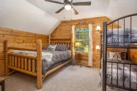 All-Seasons Woodland Escape: Fire Pit, Deck, Grill - Chalets