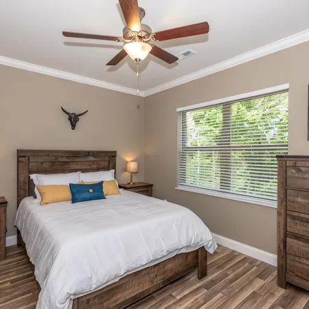 It is Springtime in TN- comfortable, clean, in a gated community & near food!