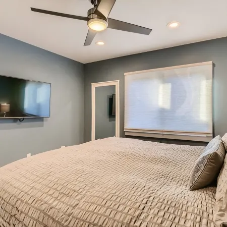 Modern 2-Bedroom Loft in Austin w Pool, Hot Tub,Fire pit,Goats,Alpacas,Chickens