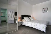 Contemporary villa with 2 suites, 90 m2, private pool Hoteles en 