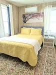 Adorable 1 Bd Cottage for a Fun Couple's Getaway, Central Location, Dog Friendly