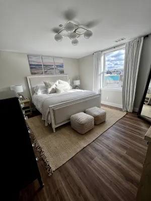 Spacious 3-Bedroom Loft with Private Rooftop Deck Overlooking Crystal Lake - 4-Star