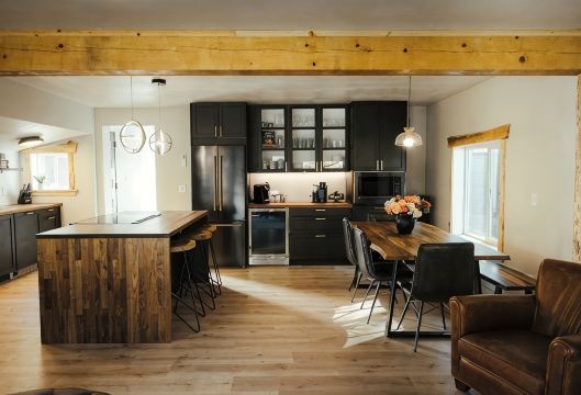 Rustic modern 2-bedroom home-lower level with hot tub in marvelous Moscow