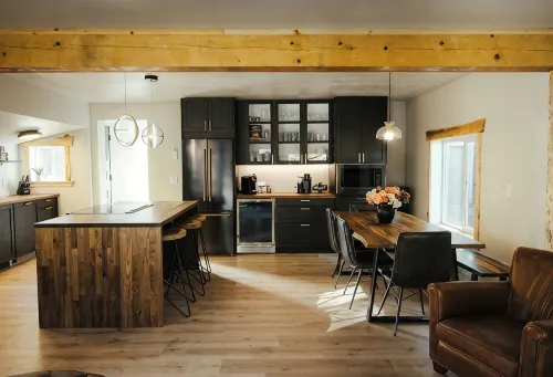 Rustic modern 2-bedroom home-lower level with hot tub in marvelous Moscow - Wifi