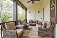 Twin Oaks Estate - Ultimate Retreat for Large Groups w/Heated Pool & Pickleball - 4 tähden