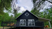 Chalet w/Cedar SAUNA, HOT TUB, Outdoor TV and POOL nearby!! - 2-Star