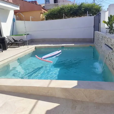 Independent villa with private pool, 5 min from the beach!