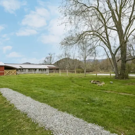 Charming 4 bedroom farmhouse with large backyard for entertaining!