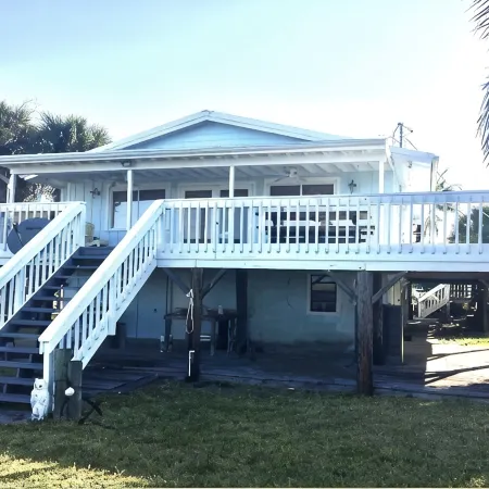 3Bd 3ba Island Oasis                 Beach Front with a Dock-Perfect Event Space