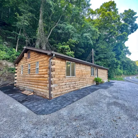 Cozy 2-bedroom, river access, near Smoke Hole, Seneca Rocks & Dolly Sods Hotels in Union