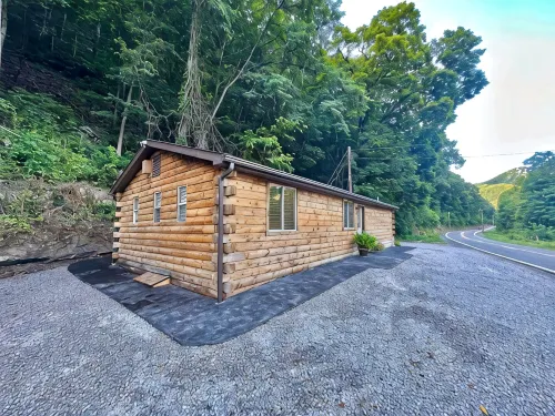 Cozy 2-bedroom, river access, near Smoke Hole, Seneca Rocks & Dolly Sods