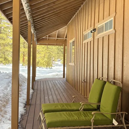 Cozy Cabin with wrap around porch. Walking distance to Chalet View Lodge.