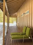 Cozy Cabin with wrap around porch. Walking distance to Chalet View Lodge.