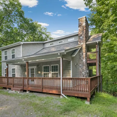 Huge 4bd Masthope retreat,hot tub game room,lake access,ski, Rain friendly deck
