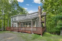 Huge 4bd Masthope retreat,hot tub game room,lake access,ski, Rain friendly deck