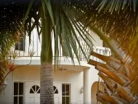 Relaxing, Amazing beach, pool, Cheap cars, quiet area, surfers paradise 3 - 2-Star