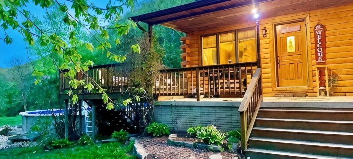 Boulder Run Log Cabin w/ Hot Tub and Pool Hotels in Allamakee County