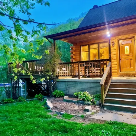 Boulder Run Log Cabin w/ Hot Tub and Pool