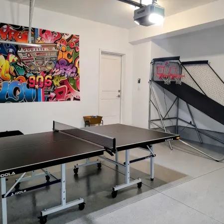 Cozy, spacious family home w/ Arcade! 5 mins from Beach!