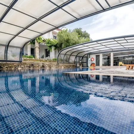Entire villa with swimming pool and padel court, near the beach. 14 people.