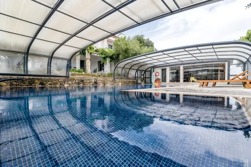 Entire villa with swimming pool and padel court, near the beach. 14 people. - Villaer