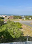 3-bedroom 2 bath cottage-Walk to beach or golfCourse.Hot Tub and outside shower