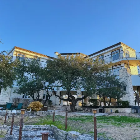 Luxury Lakefront Property and Wedding Venue