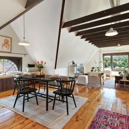 The Pearl, NH hidden luxury close to the Quinnipiac River in historic property