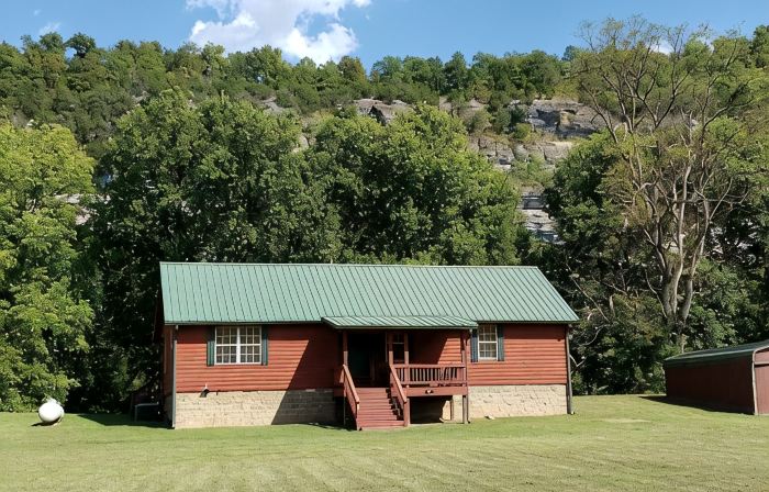 Beautiful cabin style home backing up on the White River!