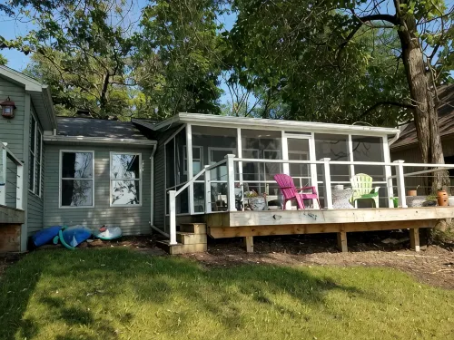 Large Newly Remodeled Lake house right on the water. Sleeps 24+ - con encanto