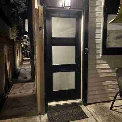 Designer-renovated 1 bedroom in Roncesvalles Village Others