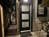 Designer-renovated 1 bedroom in Roncesvalles Village - บังกะโล