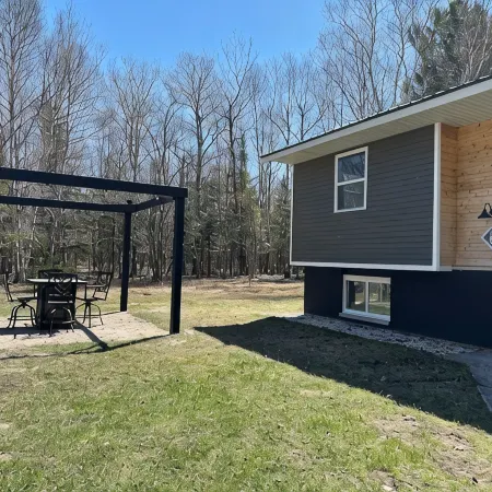 The 8's, Farmhouse Chic 4-Bedroom w/ Garage Access in Grand Marais, Pet Friendly