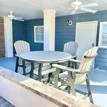 Dogs Welcome! Cute space, fresh out of entire renovation! Steps to beach!