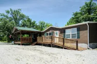 Relax fish/play: Pvt 25-acre clear Blue Lake w/ home that sleeps 10 comfortably. - Wifi