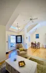 Newly updated cozy condo, conveniently located near stunning beaches - Wifi