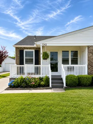 4Br Cape May Home 0.5mi to Beach & Town + Beach Tags, Garage & Sunroom