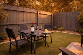 Private Yard Escape - 8 Min to Beach - Quiet &Stylish